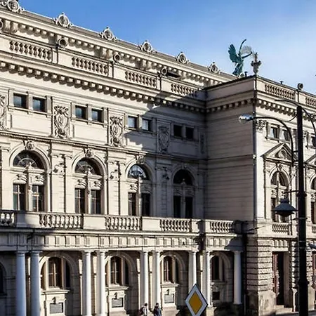 для сім'ї з видом на оперний театр